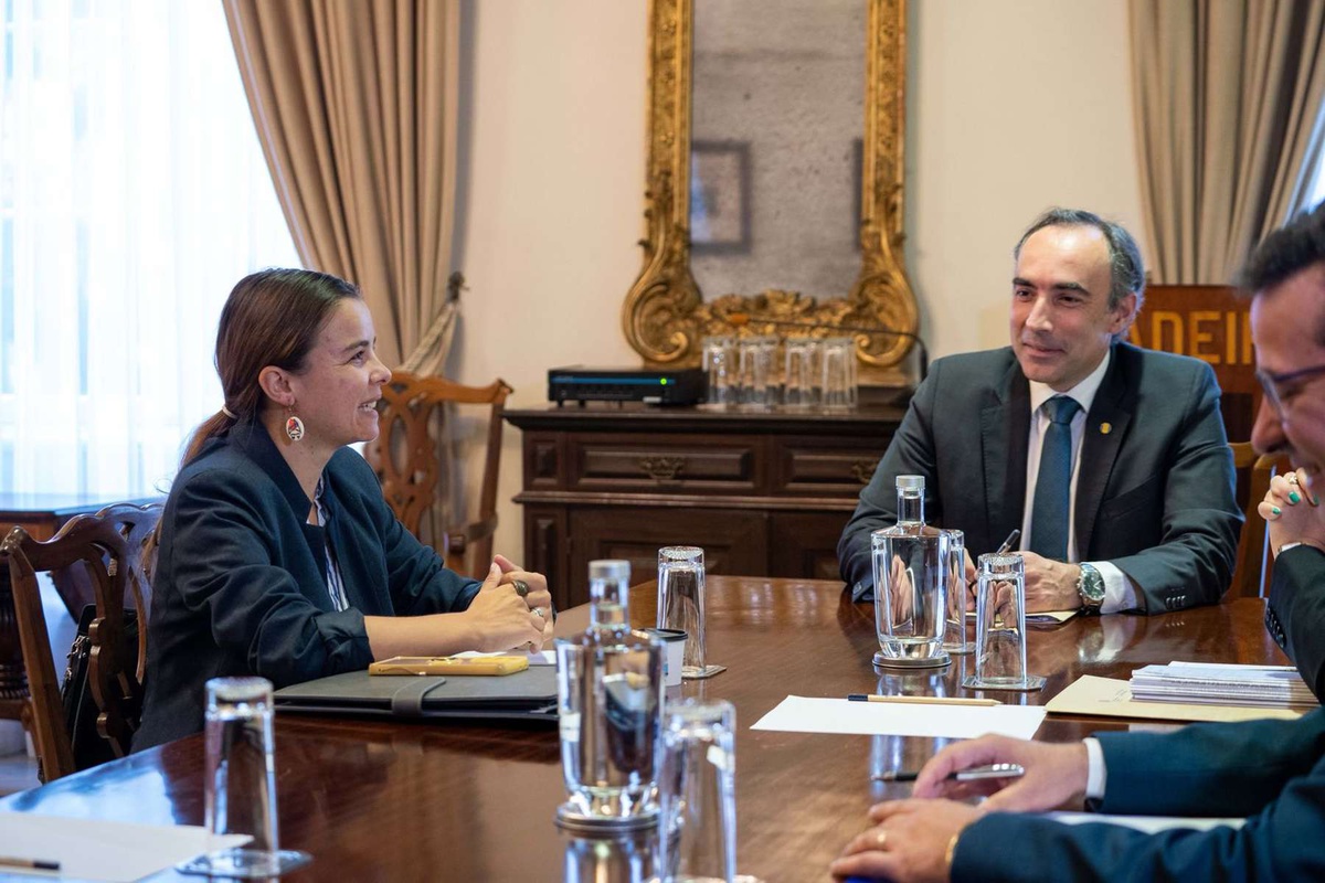 Mónica Freitas chegou passados poucos minutos da hora marcada, mas já está conversa com Rogério Gouveia