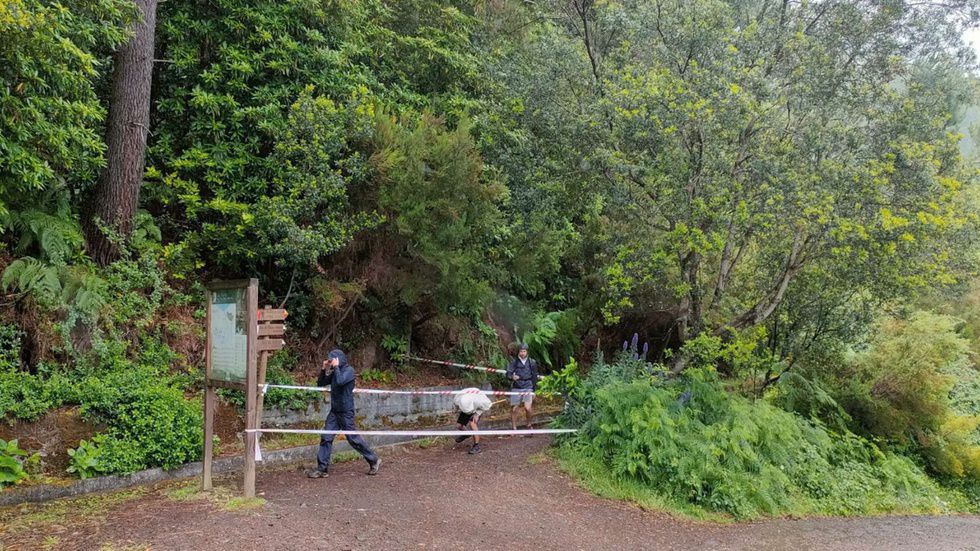 Mesmo com os percursos encerrados, têm sido vários os turistas a 'furar' a barreira, aventurando-se num trilho que pode não oferecer as melhores condições de segurança. Na semana passada uma turista acabou ferida no percurso entre o Areeiro e o Pico Ruivo, itinerário que permanece encerrado.&nbsp;
