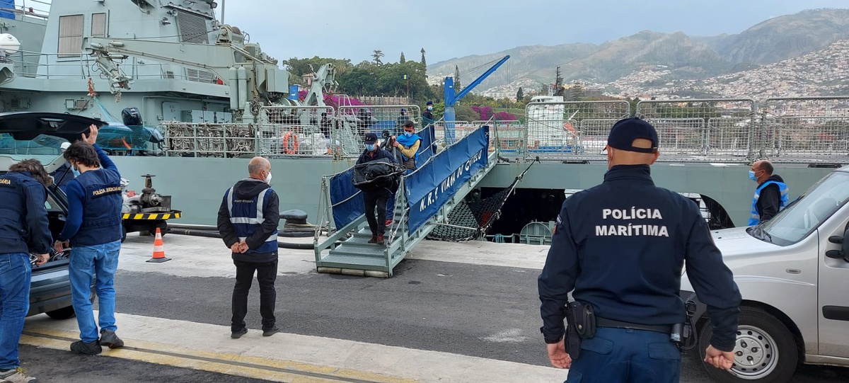 Os fardos com a cocaína transportados pelas autoridades.