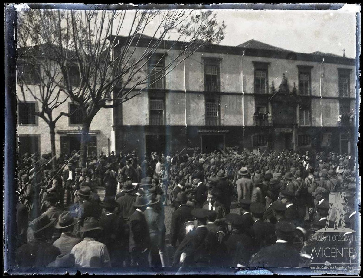 Militares e população na avenida Dr. Manuel Arriaga, durante a Revolta da Madeira, outro dos tópicos abordados na conferência de logo à tarde.&nbsp;