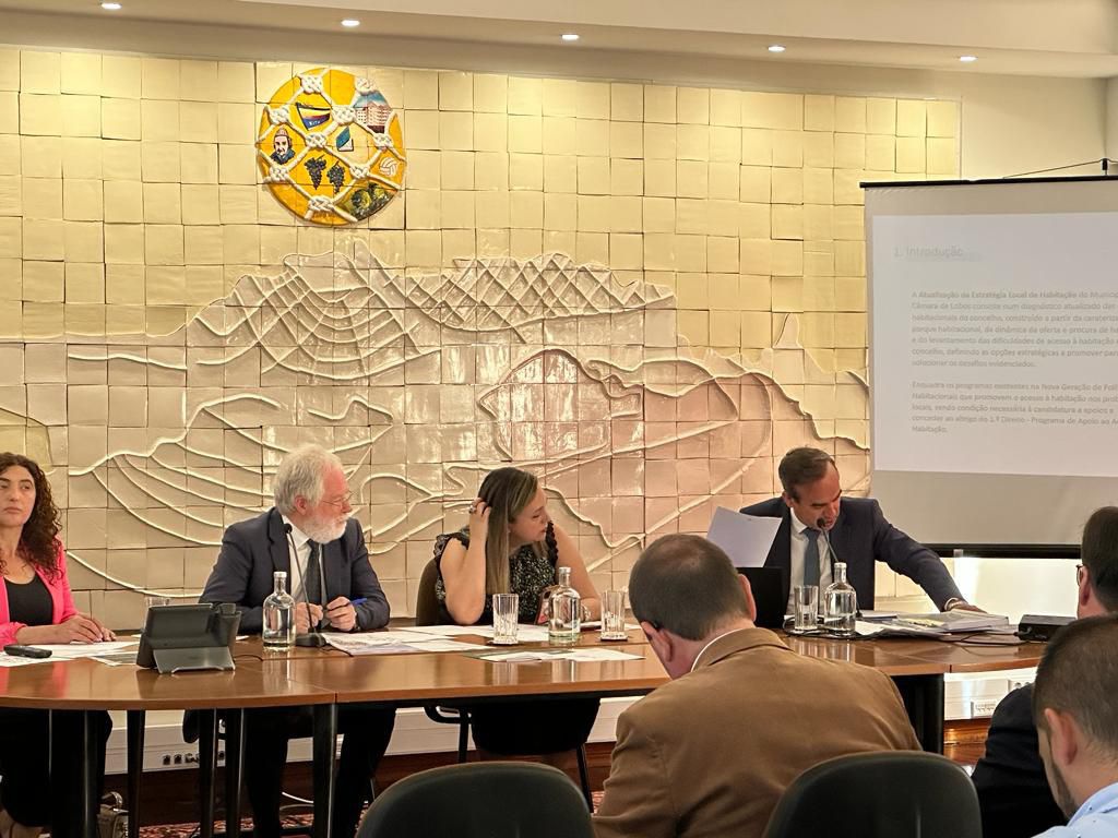 Pedro Coelho (à direita) na Assembleia Municipal desta manhã realizada em Câmara de Lobos