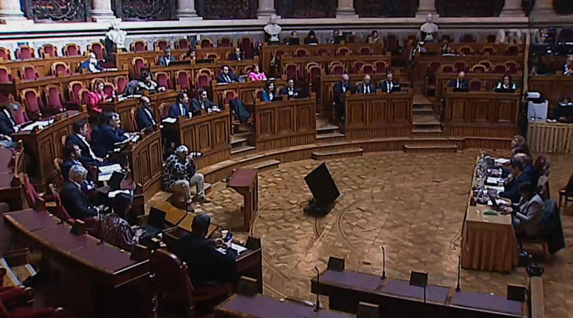 Audição ao ministro decorre no hemiciclo, em São Bento.