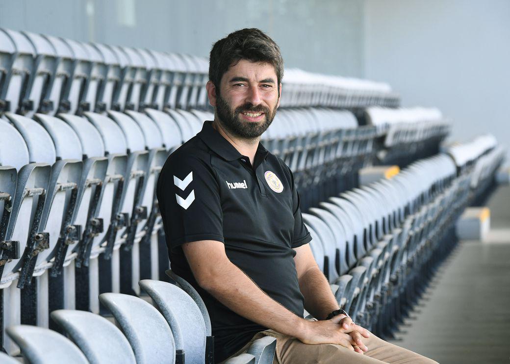 Treinador do Nacional só quer ter a oportunidade de tirar o Nível III em Portugal.