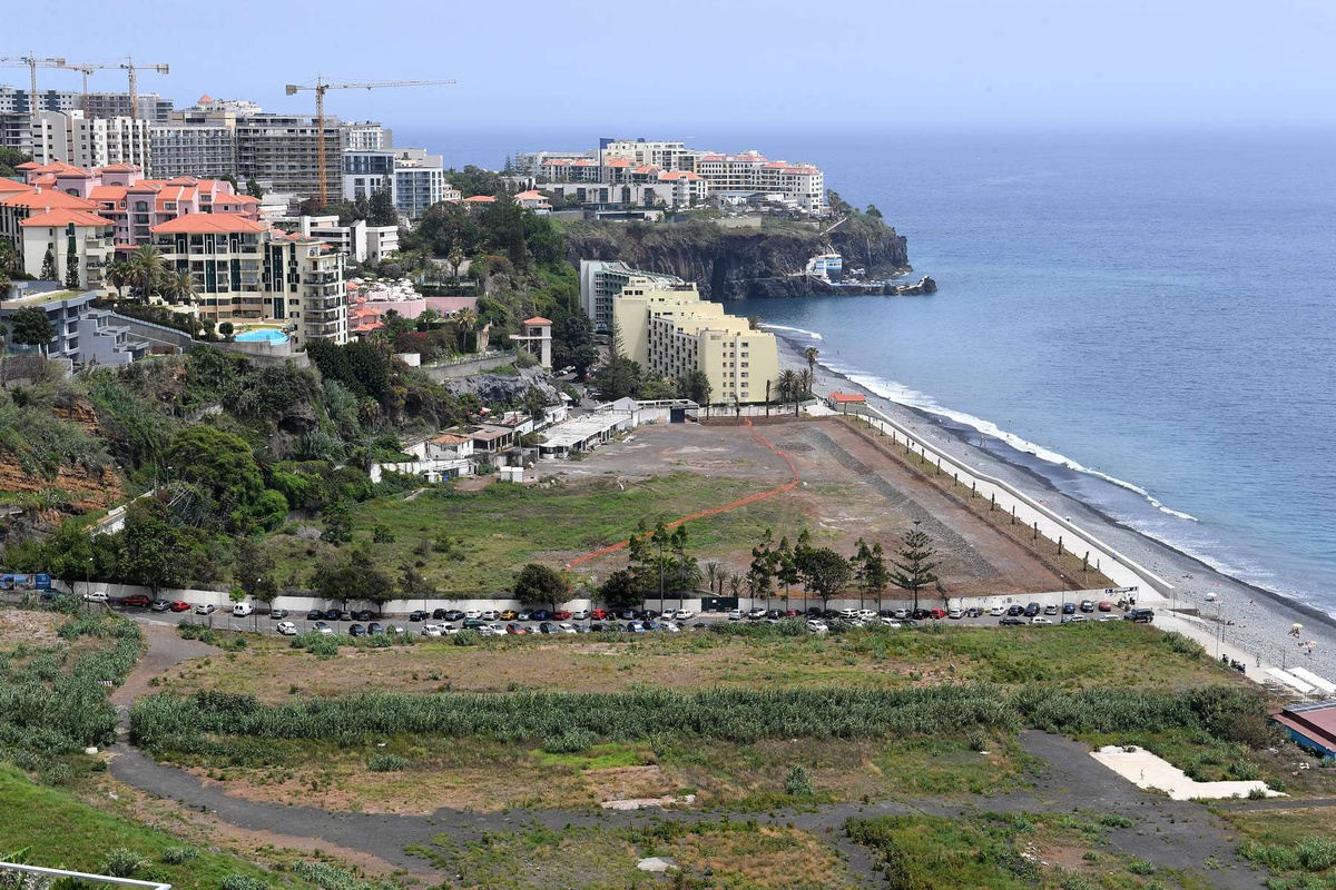 A ocupação das áreas litorais, como é o caso da Praia Formosa, têm sido objecto de posições controvérsias.&nbsp;