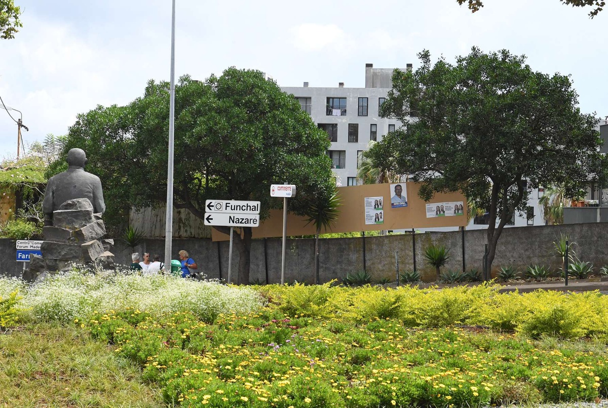 Os placares que foram colocados no último acto eleitoral, junto à rotunda de São Martinho.&nbsp;