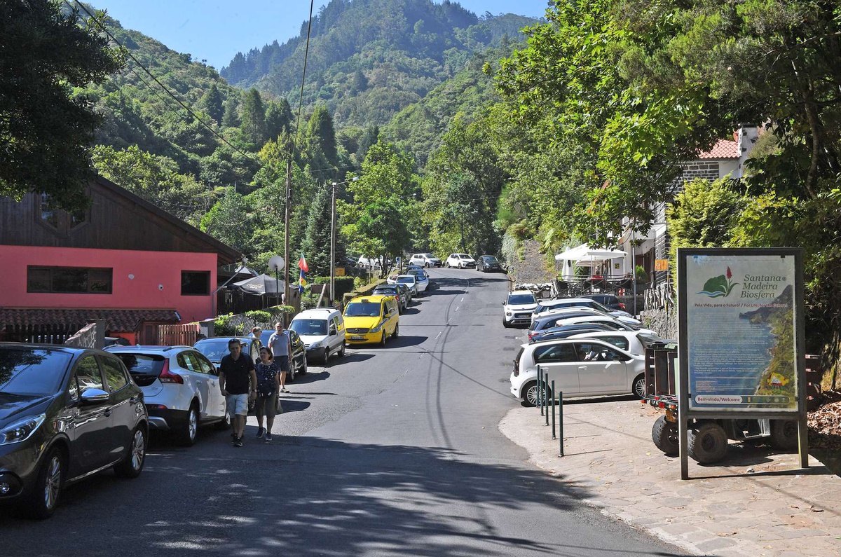 Em 2018, o estacionamento no Ribeiro Frio já ocupava a faixa de rodagem.&nbsp;
