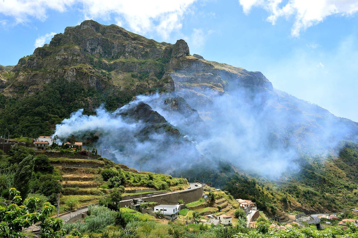 Fogo na Serra de Água lavra, ainda, numa encosta de difícil acesso.&nbsp;