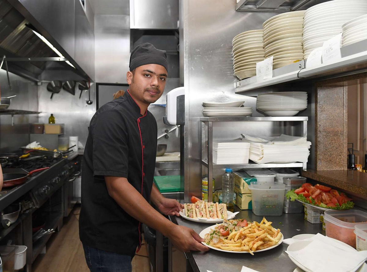 Alguns dos trabalhadores que não falam português realizam tarefas sem contacto com o cliente, nomeadamente na cozinha ou na copa.&nbsp;