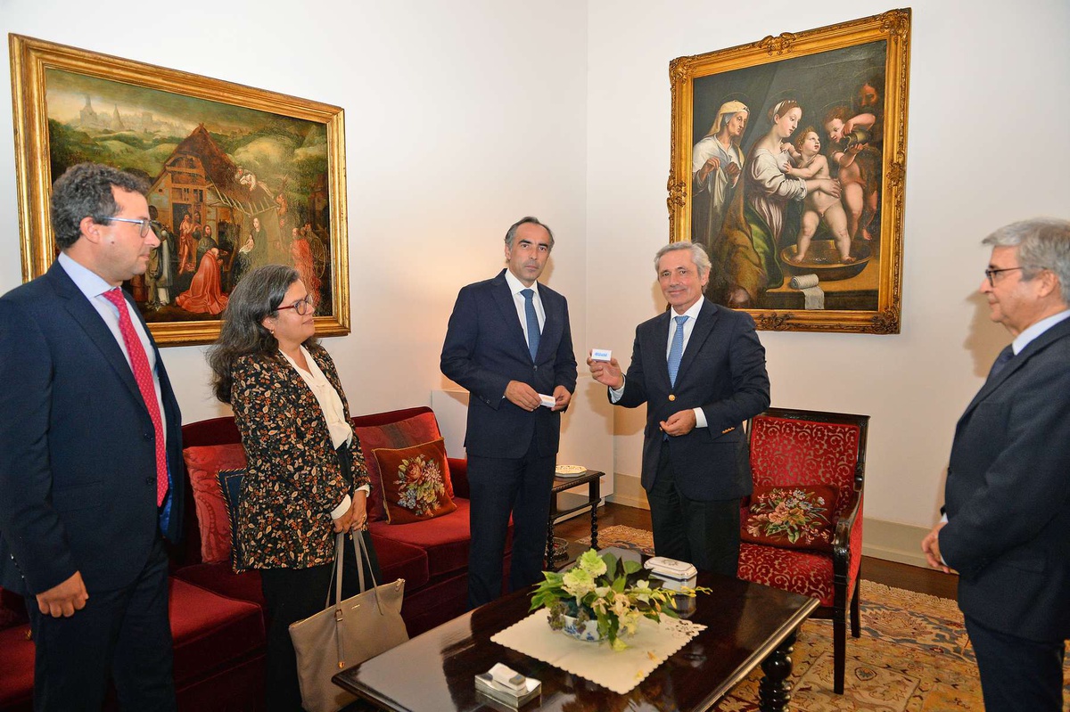 Em Novembro do ano passado, coube a Rogério Gouveia entregar a José Manuel Rodrigues a proposta de Orçamento para 2025 que acabou chumbada. A nova proposta será entregue por Duarte Freitas a Rubina Leal, ao que tudo indica, entre final de Maio e início de Junho.