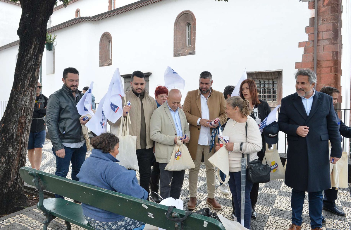 A comitiva do Chega, nesta acção de campanha, era composta por cerca de uma dezena de militantes e simpatizantes do partido, metade deles integrantes da lista que vai a votos no domingo. Era o caso de Manuela Gonçalves, número dois, Hugo Nunes e Celestino Sebastião, que se seguem, e Roberto Gonçalves, que fecha o conjunto dos cinco primeiros.&nbsp;