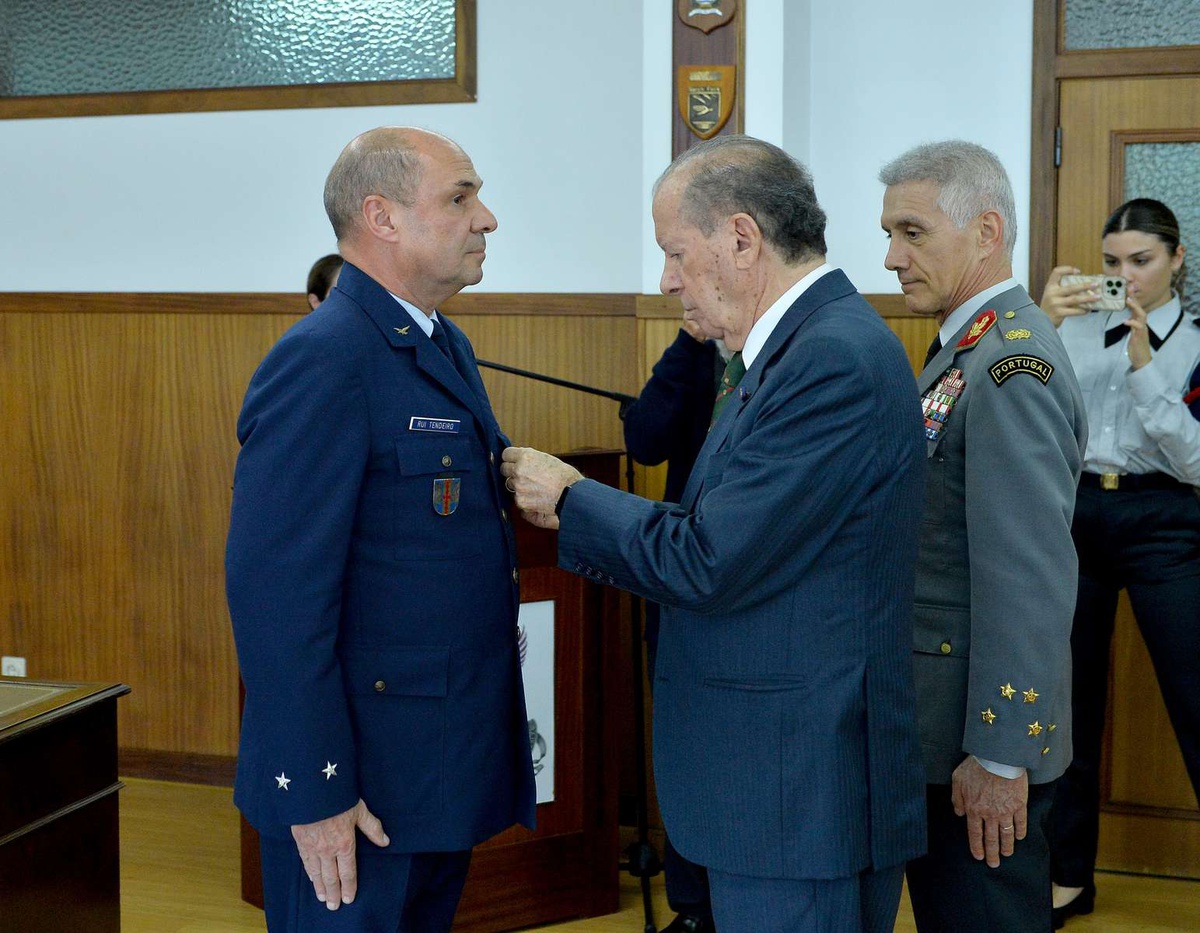 Rui Tendeiro, o comandante cessante, que passa à condição de reserva, recebeu uma condecoração pelos bons serviços prestados.&nbsp;