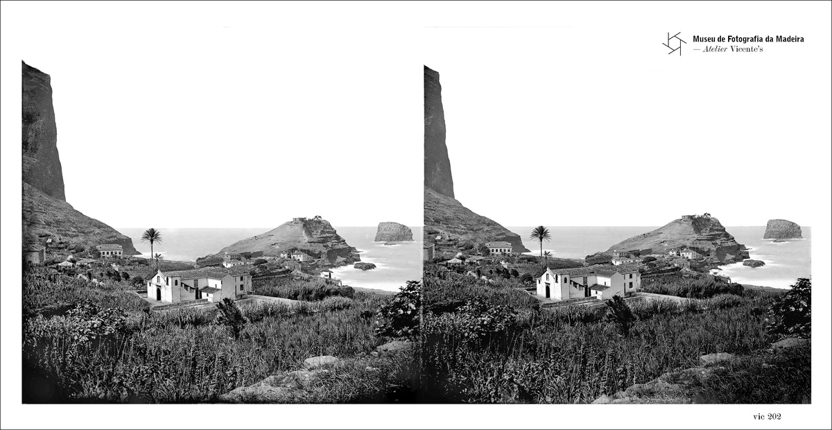Vista do lugar do Porto da Cruz (atual vila e freguesia do Porto da Cruz, concelho de Machico),observando-se, em primeiro plano, a igreja de Nossa Senhora de Guadalupe | Segunda metade do século XIX. 8,3 x 17,1 cm | Negativo estereoscópico, vidro | Colódio MFM-AV, inv. VIC/202
