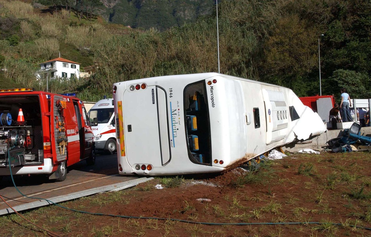 Cinco turistas italianos faleceram quando um autocarro tombou numa rotunda em São Vicente, em 23 de Dezembro de 2005. FOTO A. CAMPOS