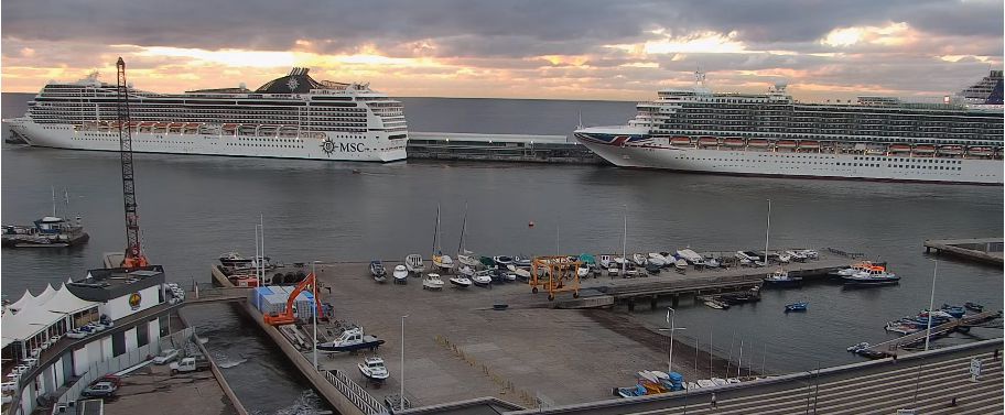 O primeiro a chegar foi o 'Azura', logo a seguir o 'MSC Magnifica'.&nbsp; &nbsp;Foto Madeira-web.com