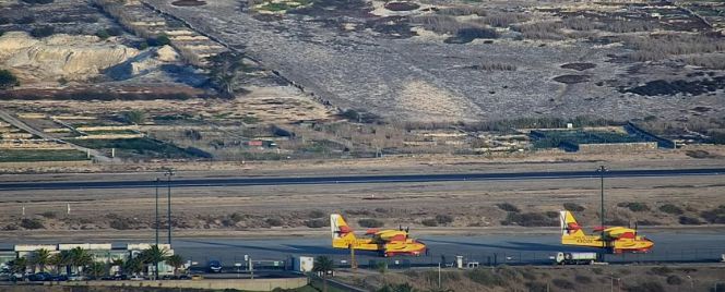 Os dois aviões Canadair estão estacionados na placa do Aeroporto do Porto Santo, mas já é possível ver-se movimentação de pessoal.&nbsp; Foto Netmadeira