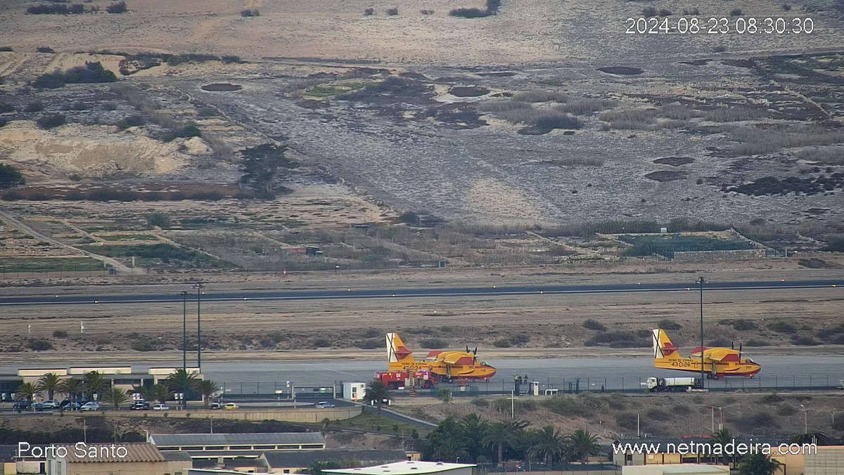 Os Canadair já estão a encher os depósitos de água.