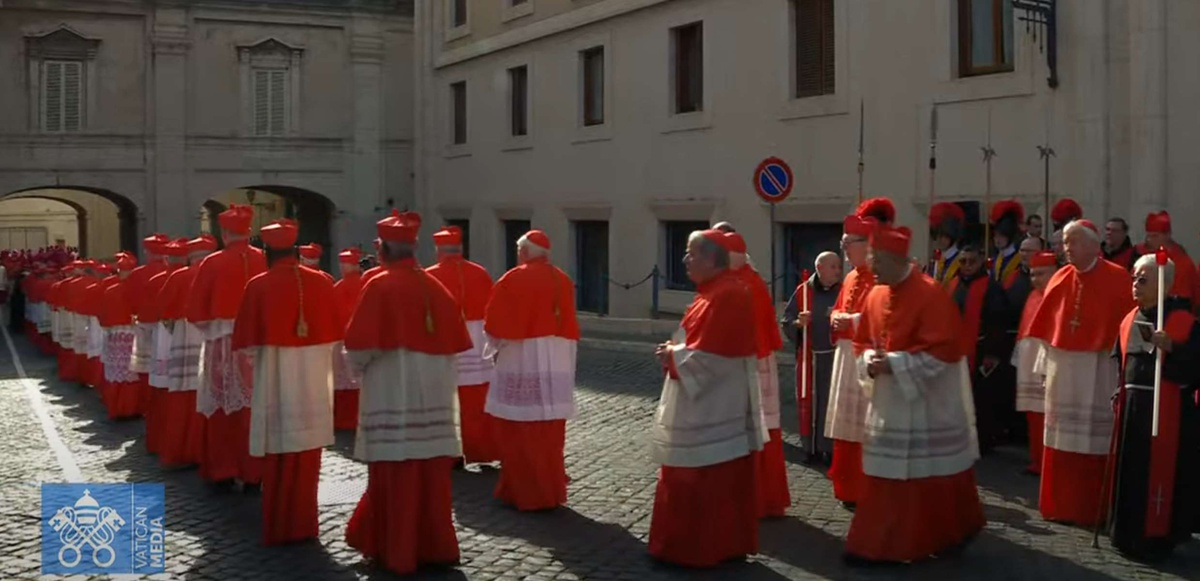 O cardeal Tolentino Mendonça no cortejo fúnebre que acompanha Francisco até à Basílica de São Pedro.&nbsp;&nbsp;