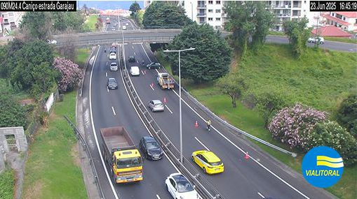 https://www.dnoticias.pt/2025/6/23/453623-acidentde-na-via-rapida-resultta-em-danos-materiais/none