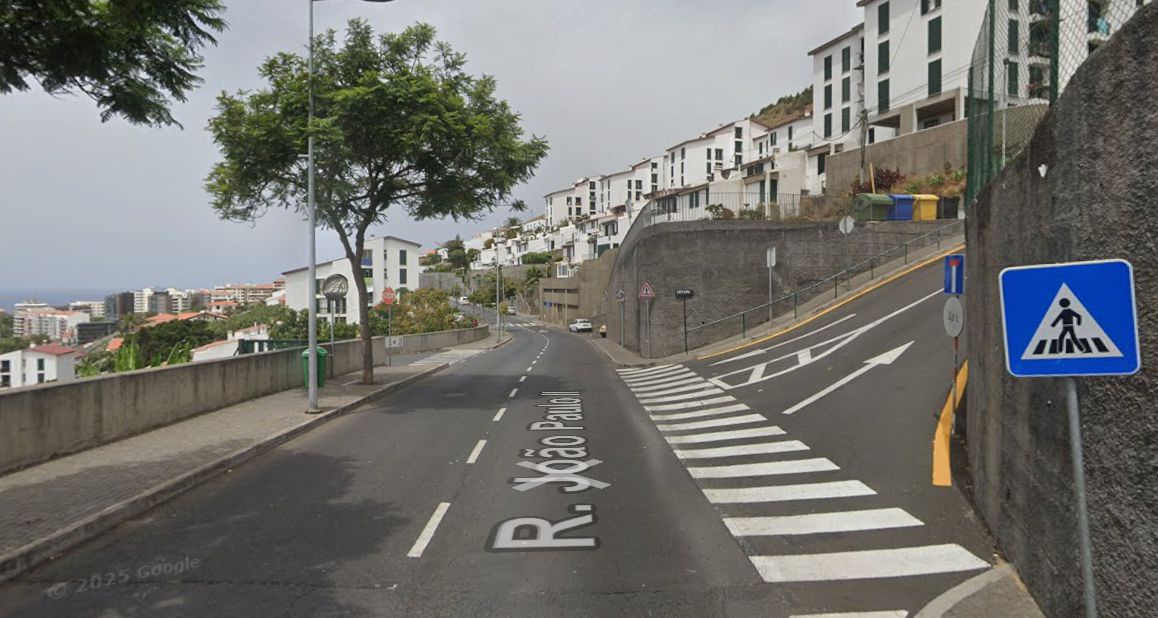 Na mesma rua das casas caras também está situada uma urbanização social.&nbsp; &nbsp;Foto Google Streetview