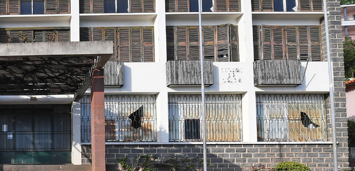 Assim que ficou devoluto, em Março de 2017, o edifício do antigo centro de saúde passou a ser alvo de vandalismo e frequentado por toxicodependentes. FOTO HÉLDER SANTOS/ASPRESS