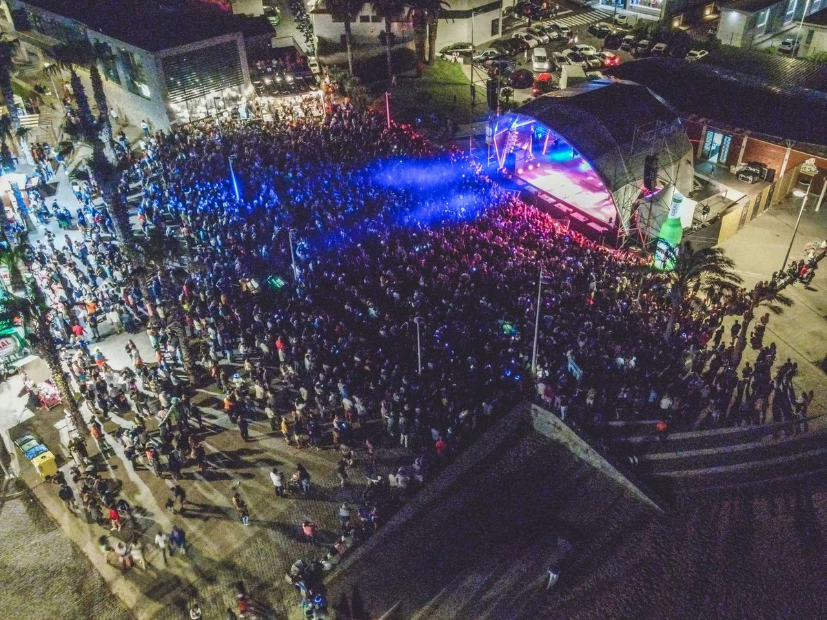 'Mar de gente' na Praça do Barqueiro. Foto Fábio Brito