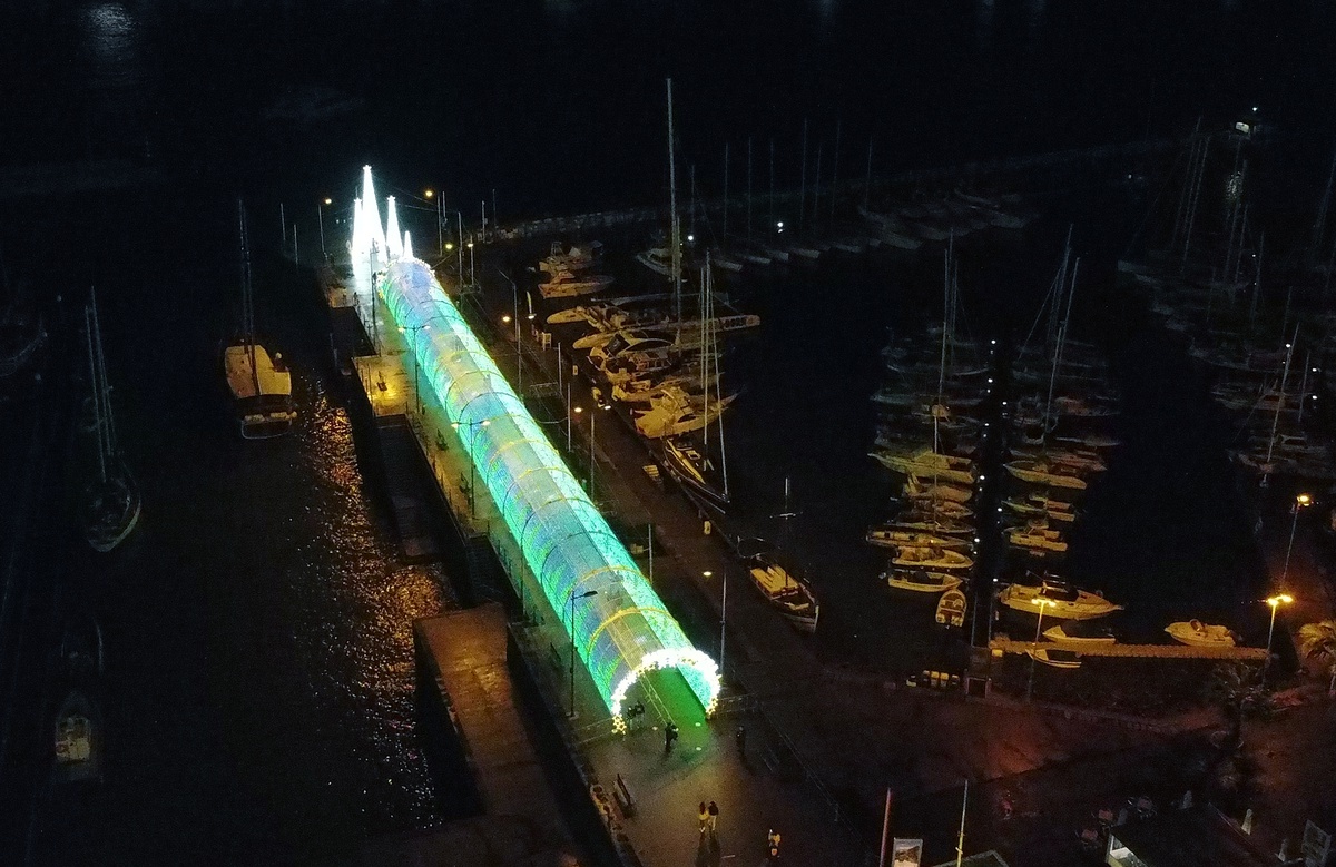 Túnel de luz no cais do Funchal volta a ser grande atracção —