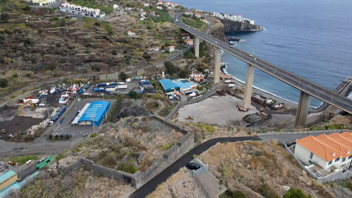 "A praia do Porto Novo nunca foi violada pelo mar, portanto, há ali uma protecção natural secular", disse Miguel de Sousa