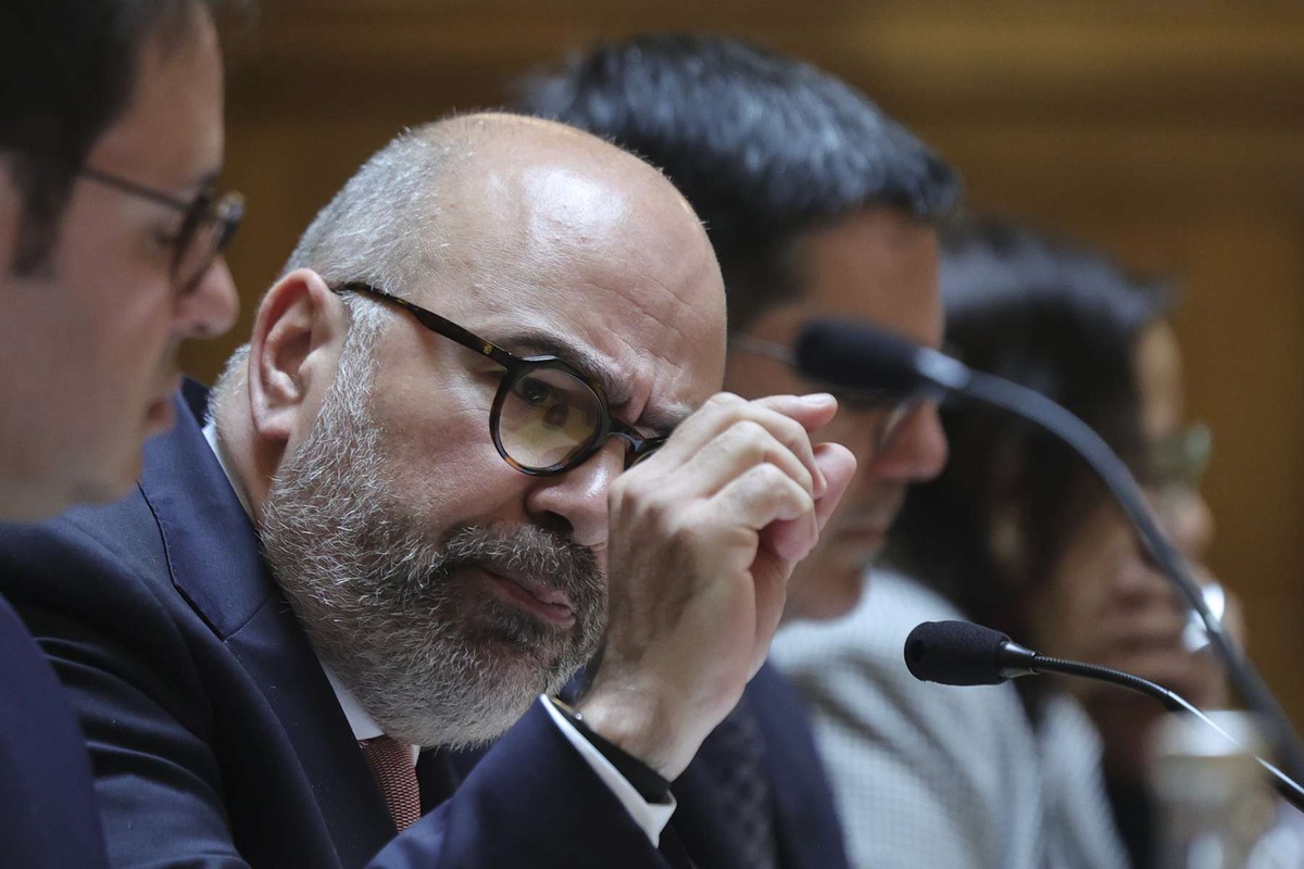 Em
março de 2026, o ministro Miguel Pinto Luz anunciou intenção de acelerar uma solução para que residentes deixem de
adiantar dinheiro&nbsp; &nbsp;&nbsp;