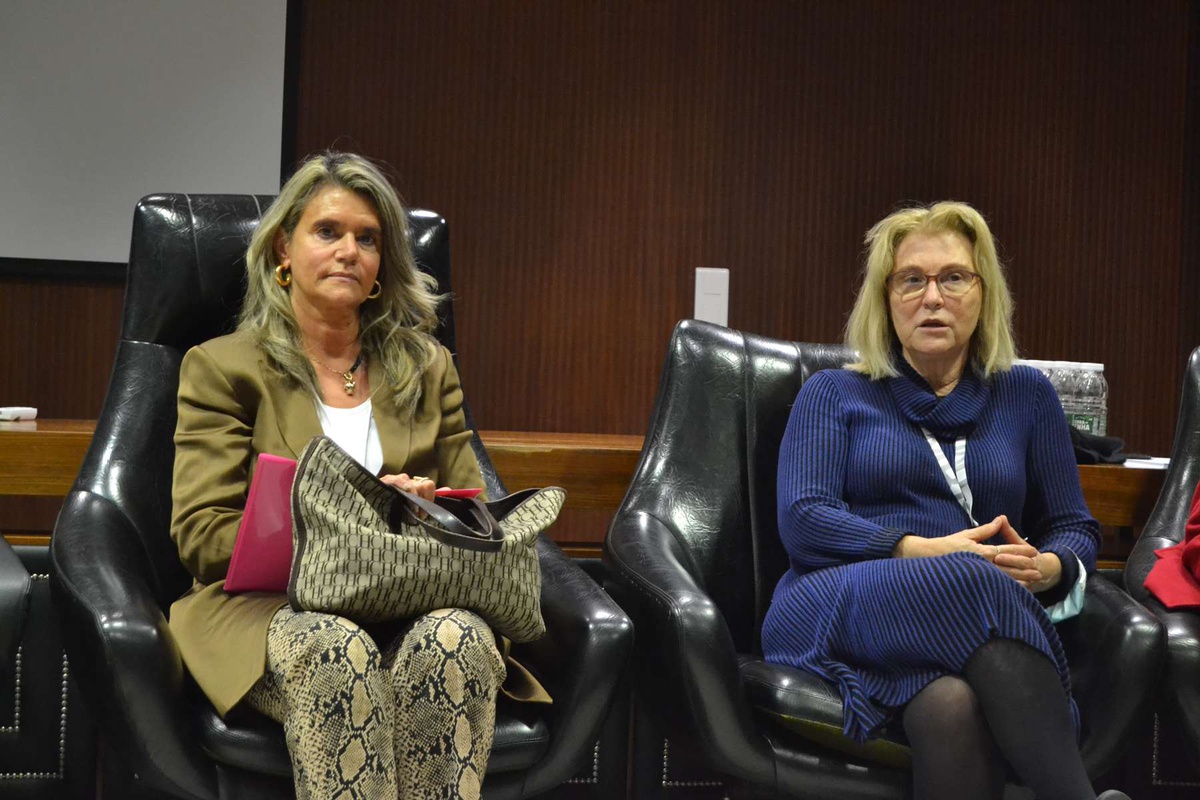 Laura Marques (à direita) é&nbsp;coordenadora do modelo de certificação de unidades de saúde do Ministério da Saúde.