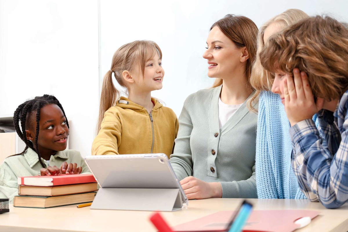 Os pais e encarregados de educação têm direito a dispensa do trabalho para acompanharem os seus filhos ou educandos na escola, cumprido o determinado na lei.&nbsp;