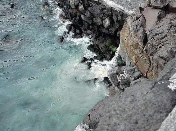 Descarga de água suja no ribeiro situado junto à praia do Gorgulho (Gavinas), que acabou por poluir o mar em Março de 2021.