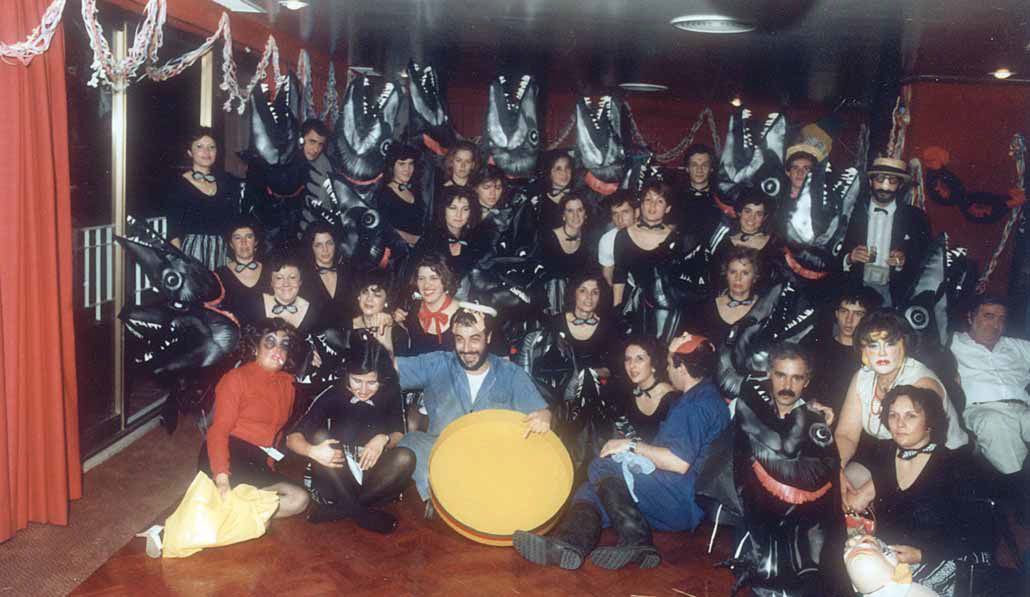 Durante muitos anos, os hotéis tinham as festas de Carnaval mais animadas. Na imagem, um grupo de 'peixes-espada pretos', que venceu um concurso no Casino Park.