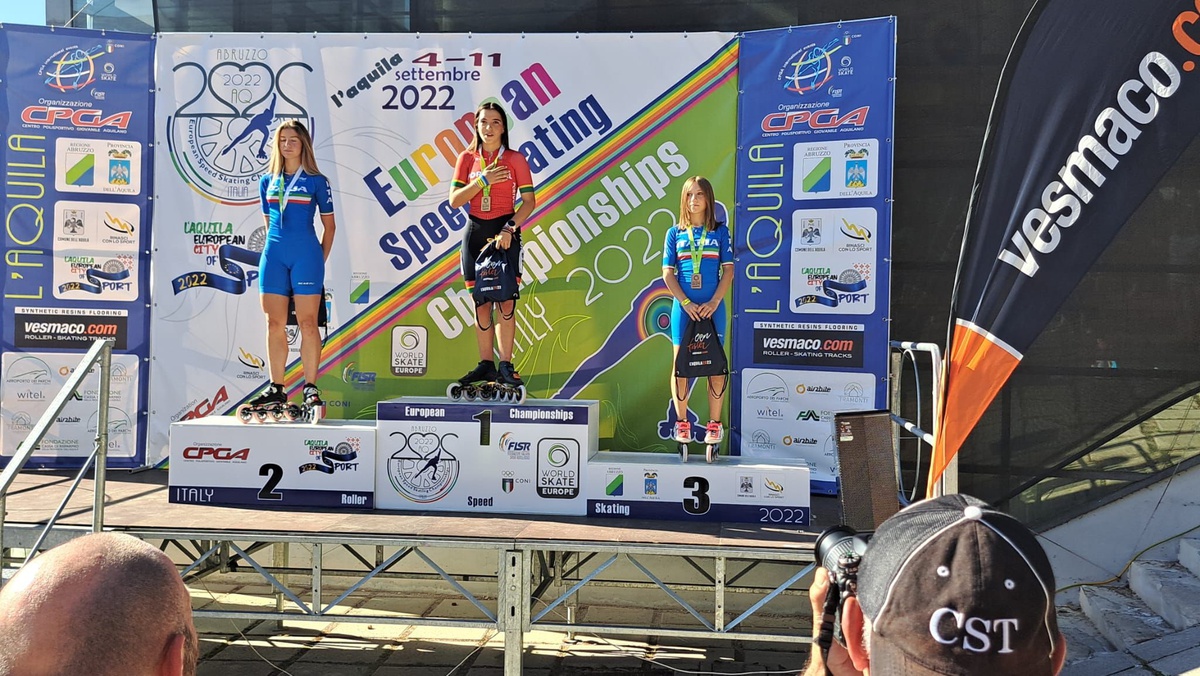 Francisca Henriques no mais alto lugar do pódio dos 200 metros sprint juvenil