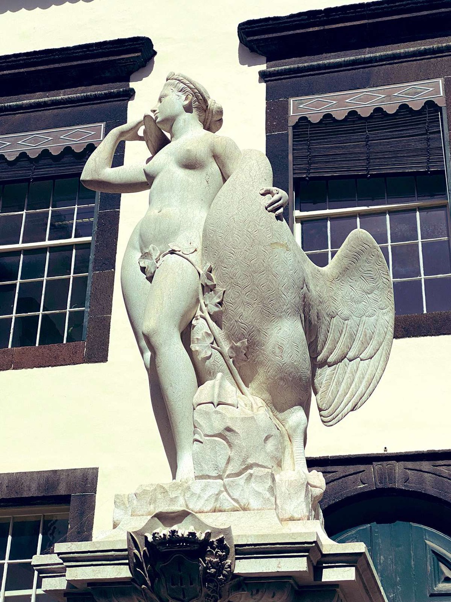 Leda e o Cisne, no átrio interior da Câmara do Funchal. O grupo diz que retrata uma violação.