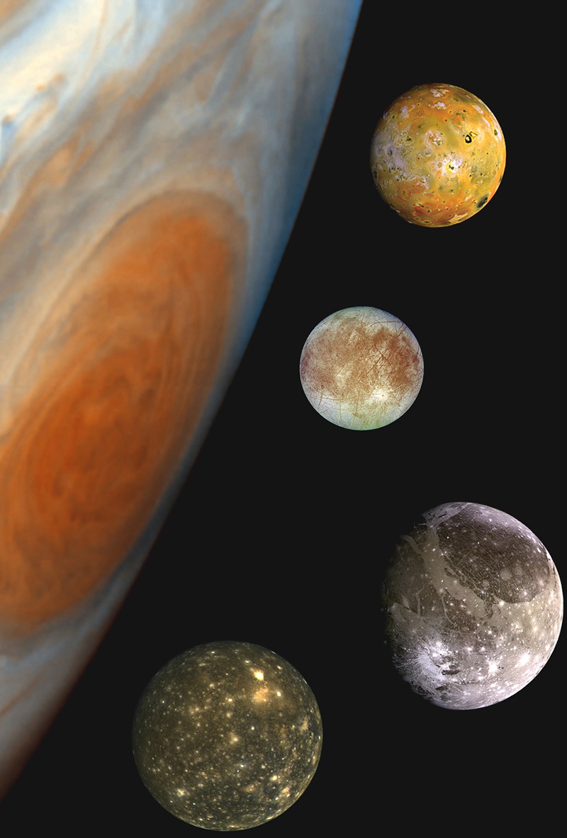 Imagem composta do 'retrato de família' do Sistema Joviano, incluindo Júpiter e as suas quatro maiores luas, conhecidas como os satélites galileanos, Io, Europa, Ganimedes e Calisto.
