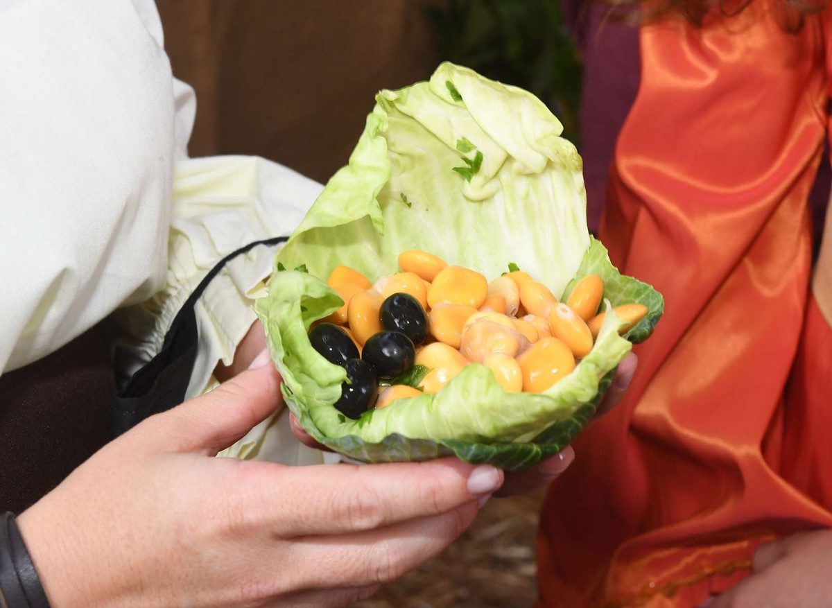 Além das actracções históricas, costumam ser várias as iguarias, entre comes e bebes, que convidam a uma visita ao Mercado Quinhentista.&nbsp;