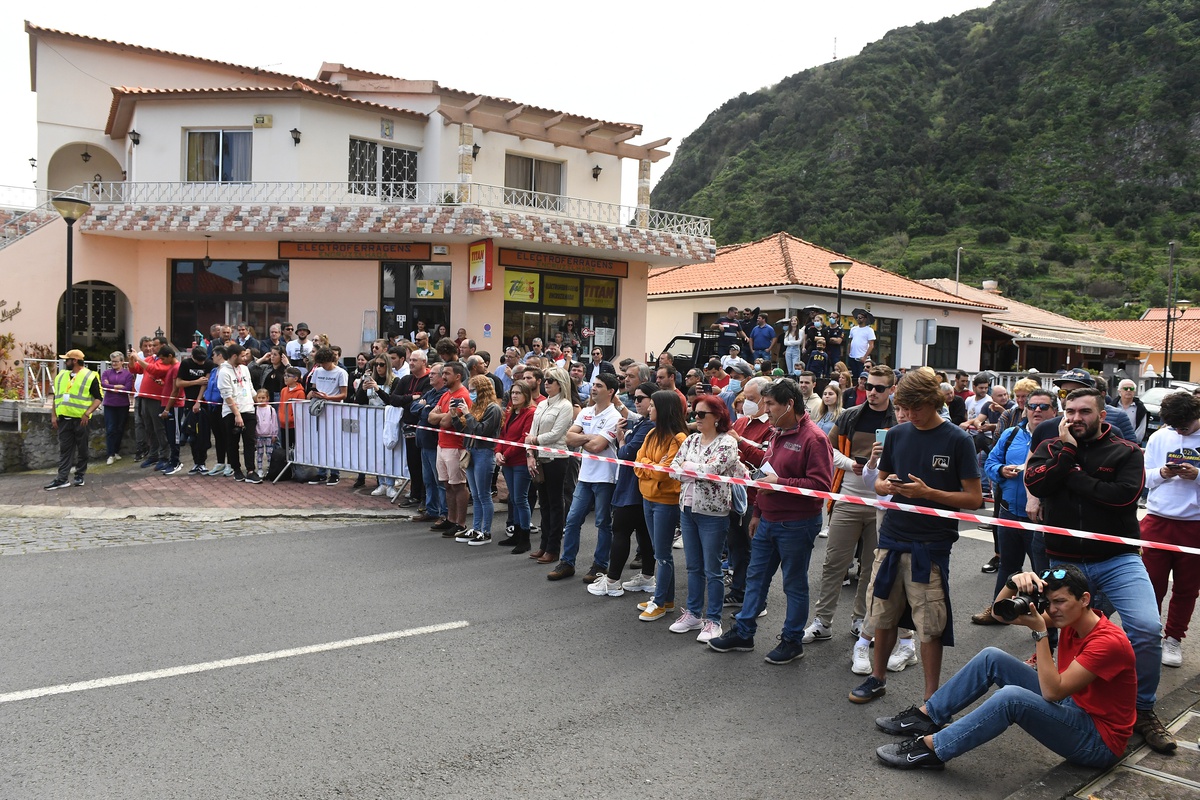 Muita gente foi até à Ponta Delgada para assistir ao rali.