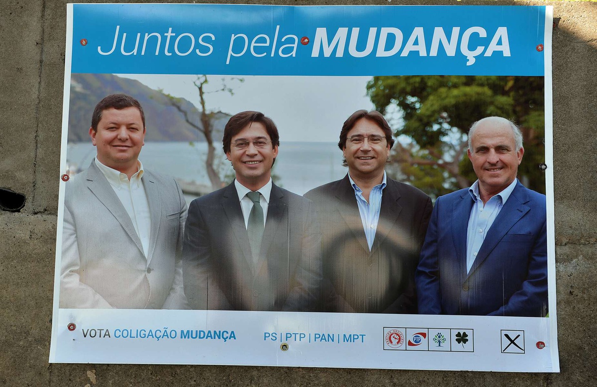 Cartaz da coligação 'Mudança' que se candidatou às eleições regionais de 2015. FOTO HELDER SANTOS/ASPRESS