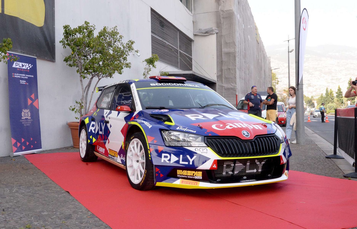 Carro de Alexandre Camacho é
patrocinado pela marca 'Play', da Fábrica de Tabaco Micaelense. Foto Hélder
Santos/Aspress