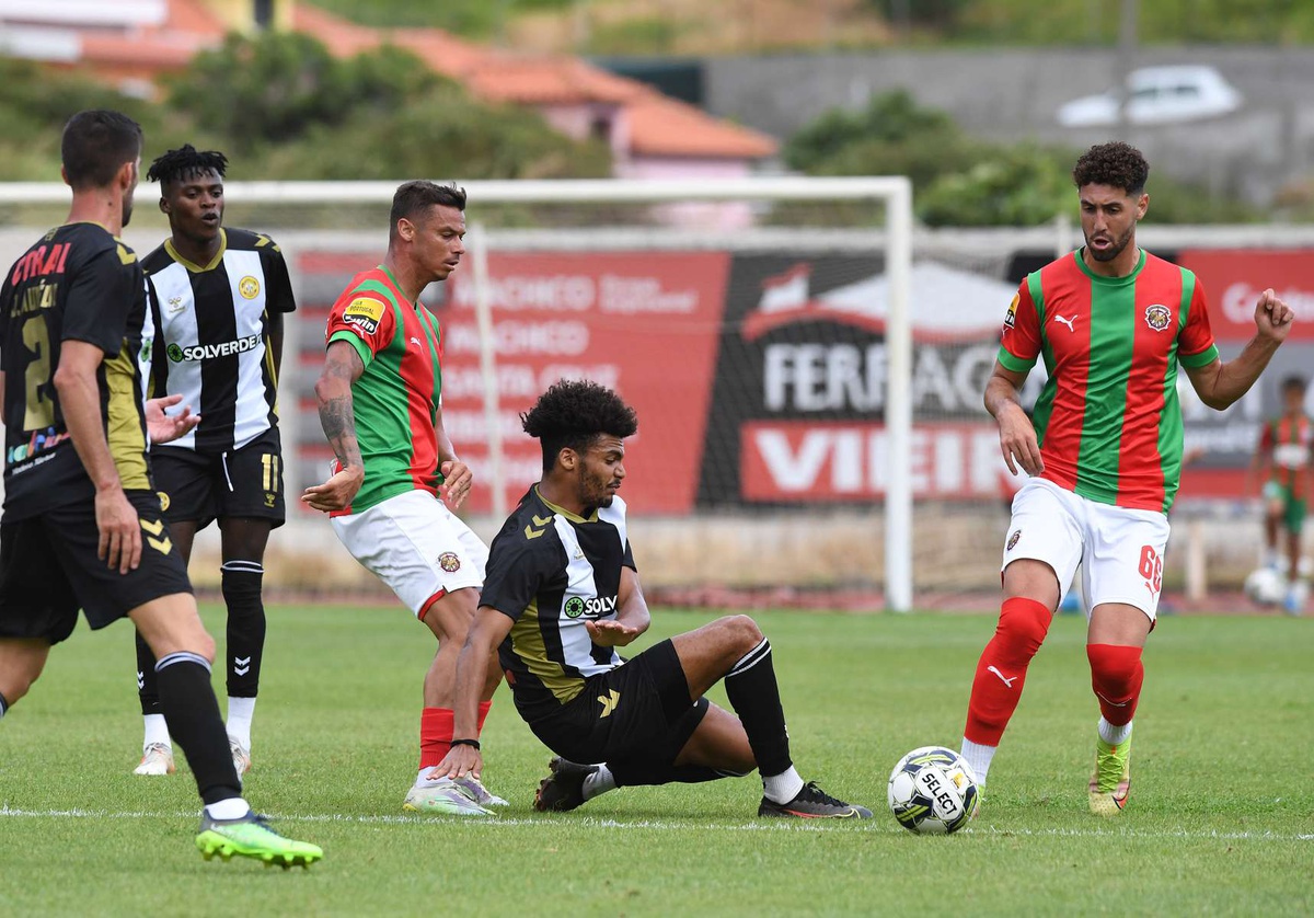 As equipas têm aproveitado as pausas nos respectivos campeonatos para realizar jogos amigáveis. Foto Hélder Santos/ASPRESS