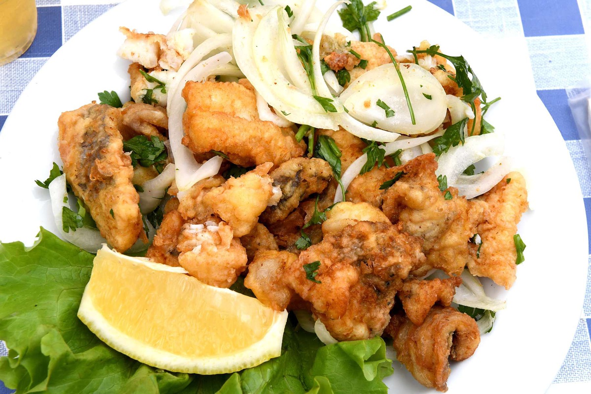 São várias as especialidades que vai encontrar nos menus dos restaurantes da baixa de Câmara de Lobos.&nbsp;