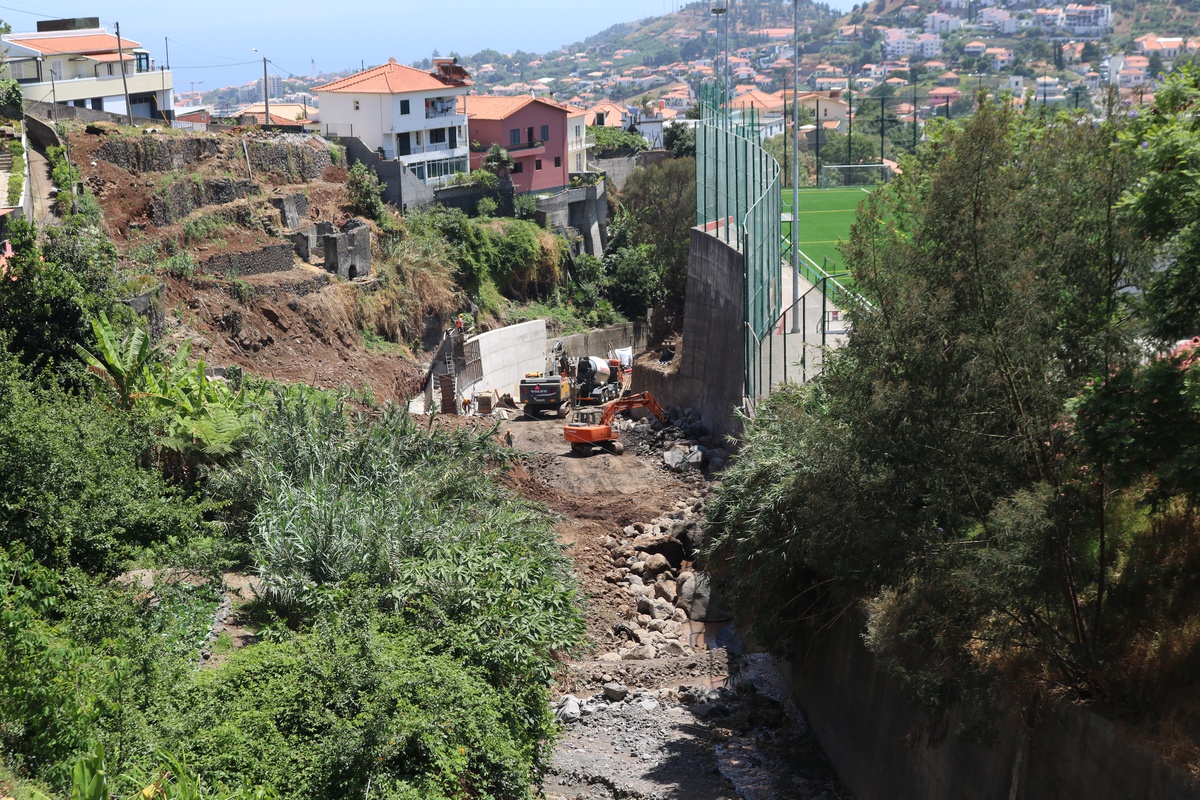 "Quer o PSD, quer o PS, são incapazes e incompetentes para a defesa do interesse público".
