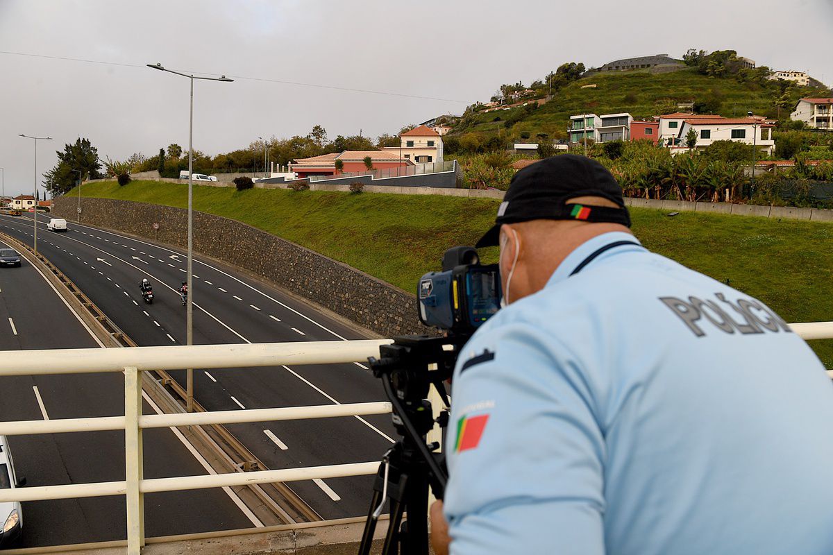 Na Região, a Polícia de Segurança Pública recorre a radares móveis para controlar a velocidade dos automóveis.&nbsp;