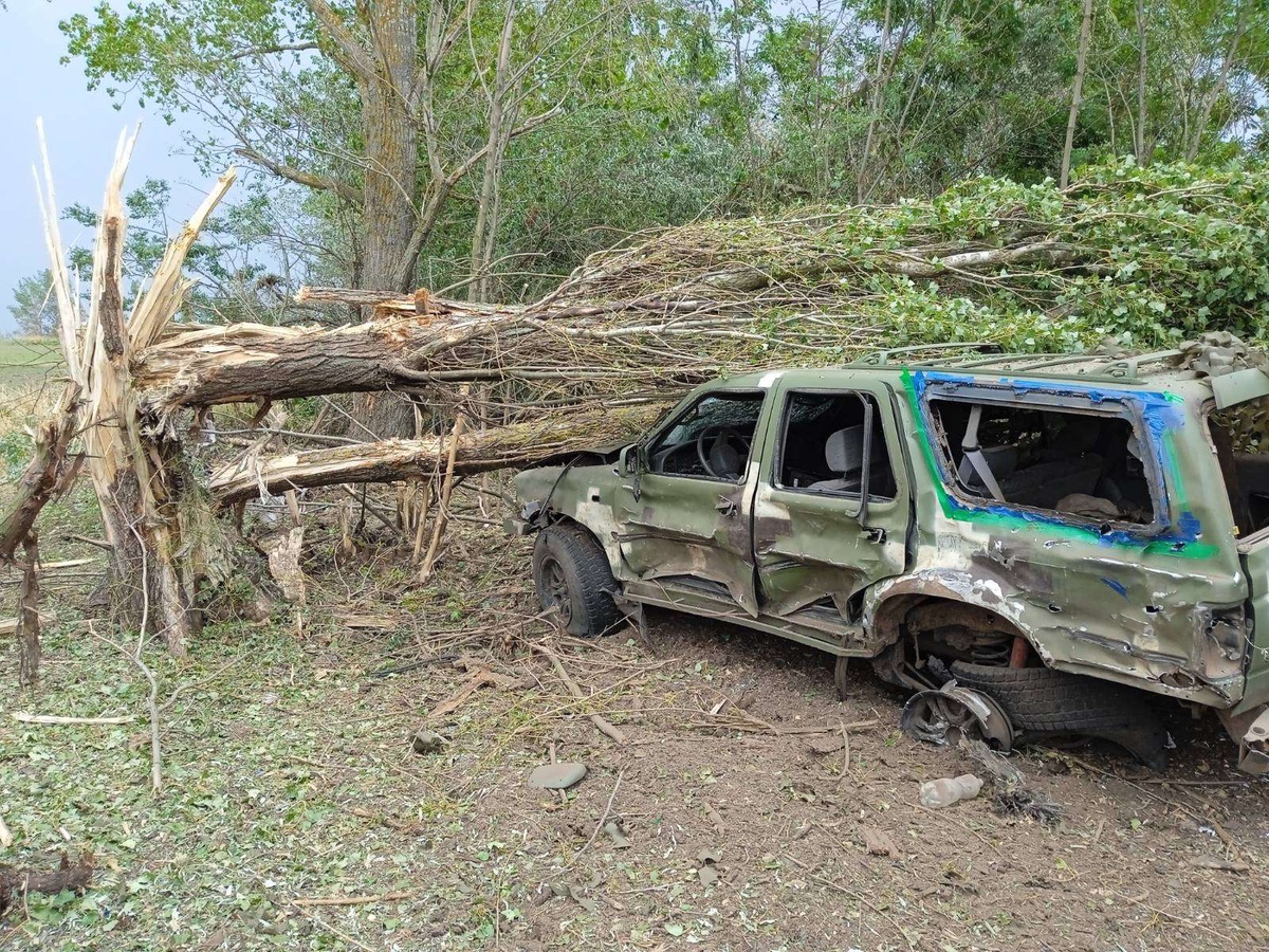 Um veículo de evacuação que transportava os feridos da
unidade de Iurii Samson depois de ter sido atingido por um projétil russo.