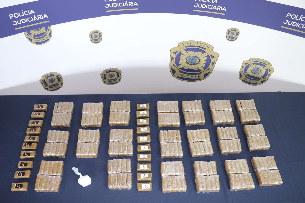 Os 21,7 quilos de haxixe e 100 gramas de cocaína apreendidos pela PJ.