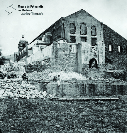 Ruínas do convento de São Francisco e torre da igreja de São
Francisco, freguesia de São Pedro (atual freguesia da Sé), concelho do Funchal
| Entre 1866 e 1880 | 8,3 x 8,5 cm | Negativo simples, vidro | Colódio. MFM-AV,
inv. VIC/121. Em depósito na DRABM