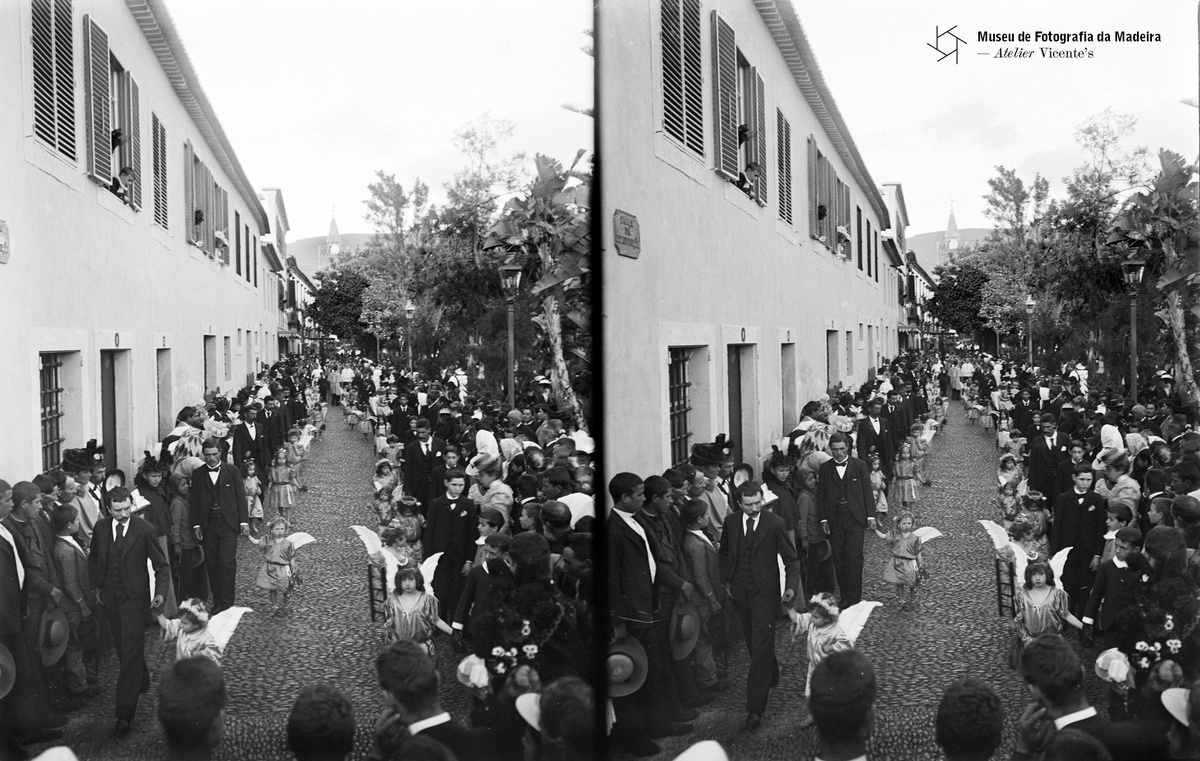 Procissão do Triunfo junto do Jardim Pequeno (atual avenida Arriaga), freguesia da Sé, concelho do Funchal | Entre 1897 e 1899-05 - 10,7 x 16,4 cm| Negativo estereoscópico, vidro | Gelatina e sais de prata MFM-AV, inv. JAS/291 - Em depósito no ABM