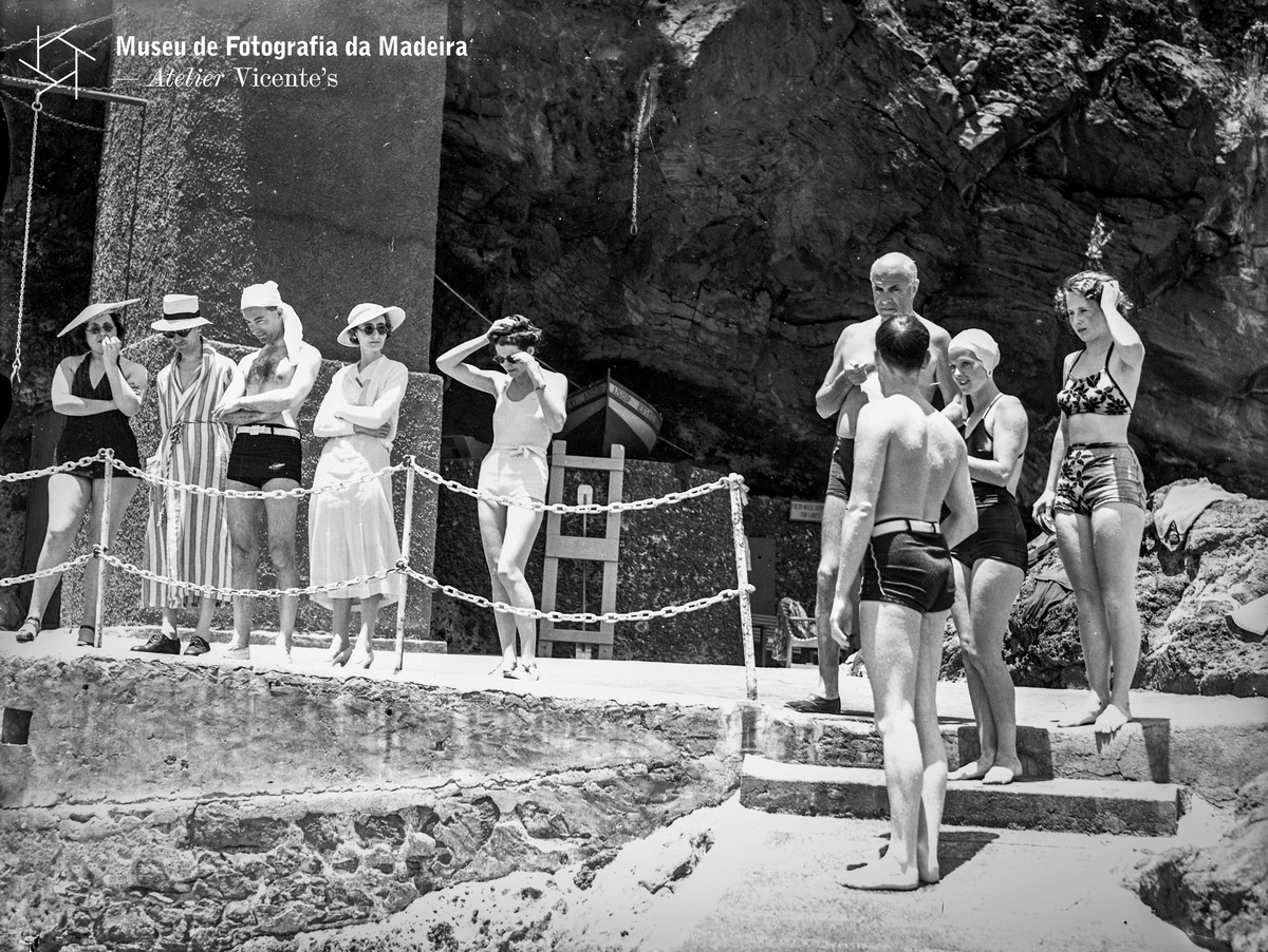 GINO ROMOLIHóspedes na zona balnear do Reid’s Palace Hotel (atual Belmond Reid’s Palace), freguesia de São Martinho, concelho do Funchal | Década de 1930 a 19509 X 12 cm | Negativo simples, vidro | Gelatina e sais de prataMFM-AV, Inv. GRM/87 Em depósito na DRABM 