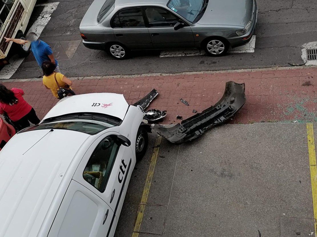 Uma das viaturas atingidas pelo despiste de carro desgovernado.