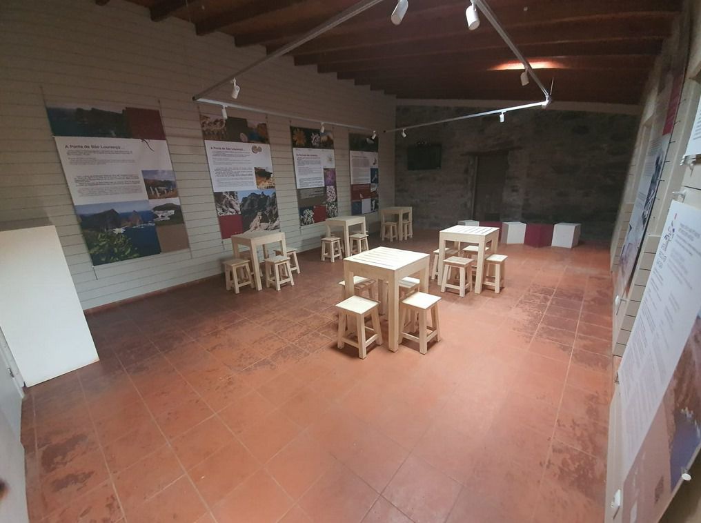 Entre
2010 e 2017 funcionou, na Ponta de São Lourenço, o Centro de Recepção do Cais
do Sardinha, que acabou dando lugar à cafetaria que agora ali existe.&nbsp;